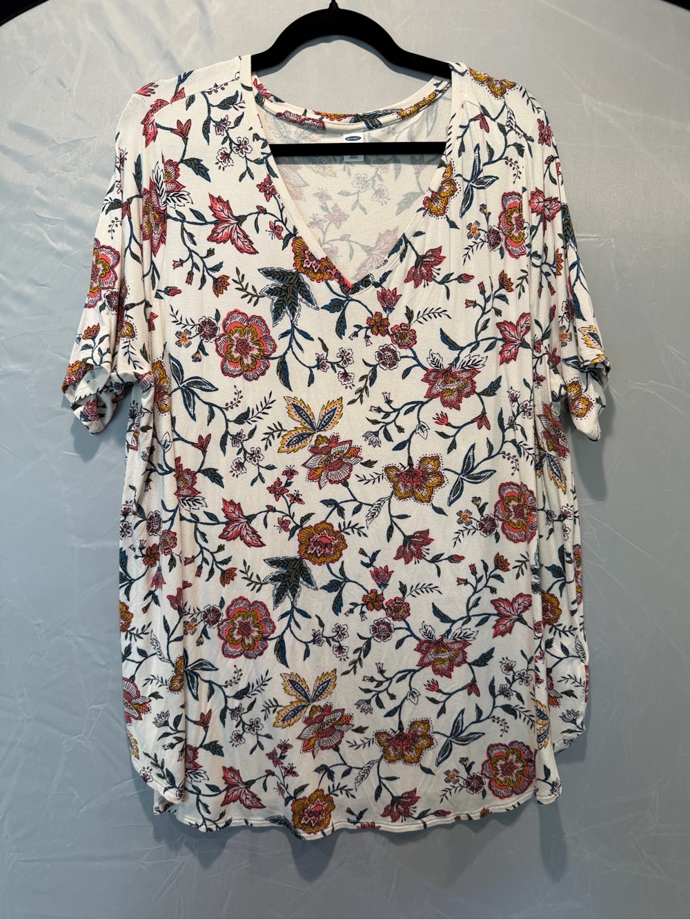 Old Navy White V-Neck Short Sleeve Tee
